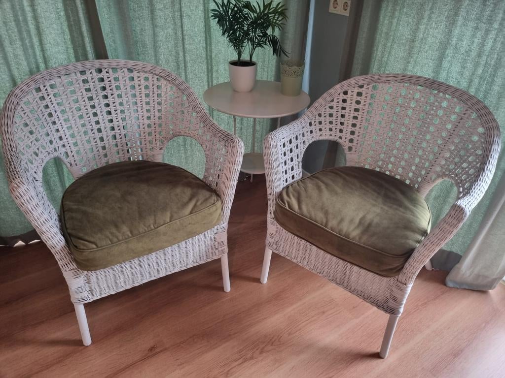 Twee Engelse stijl, witte rotan stoelen met kussens, Ophalen