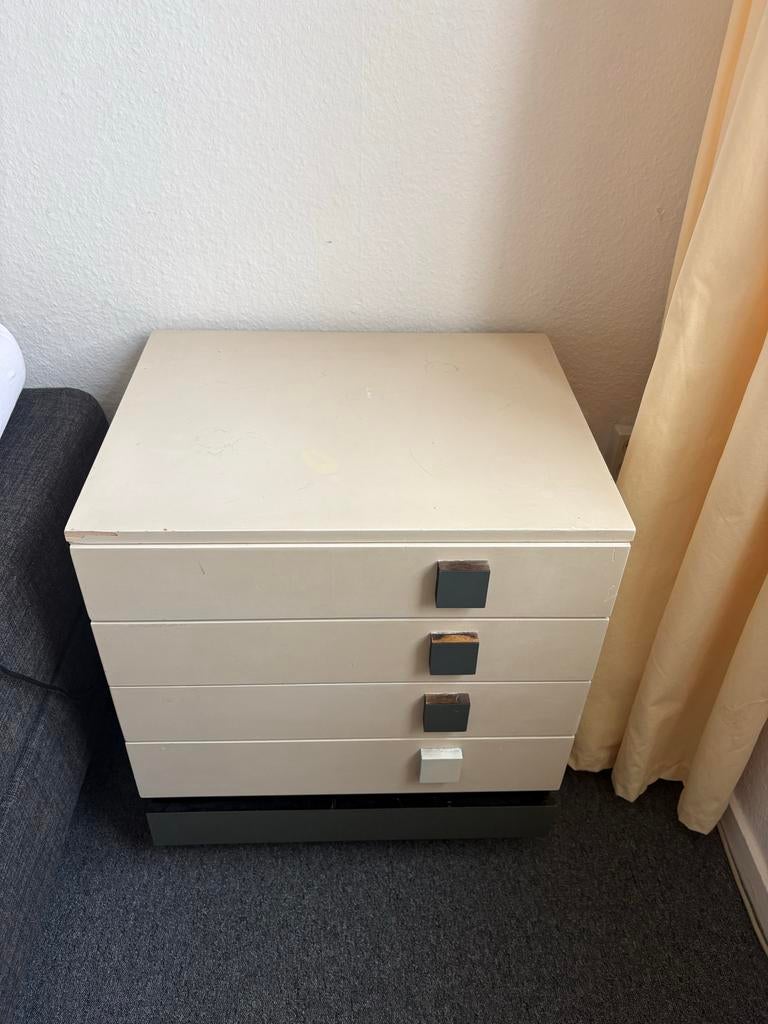 Gratis set van 2 nachtkastjes met 4 lades, Huis en Inrichting, Slaapkamer | Nachtkastjes, Gebruikt, 55 tot 70 cm, 45 tot 65 cm