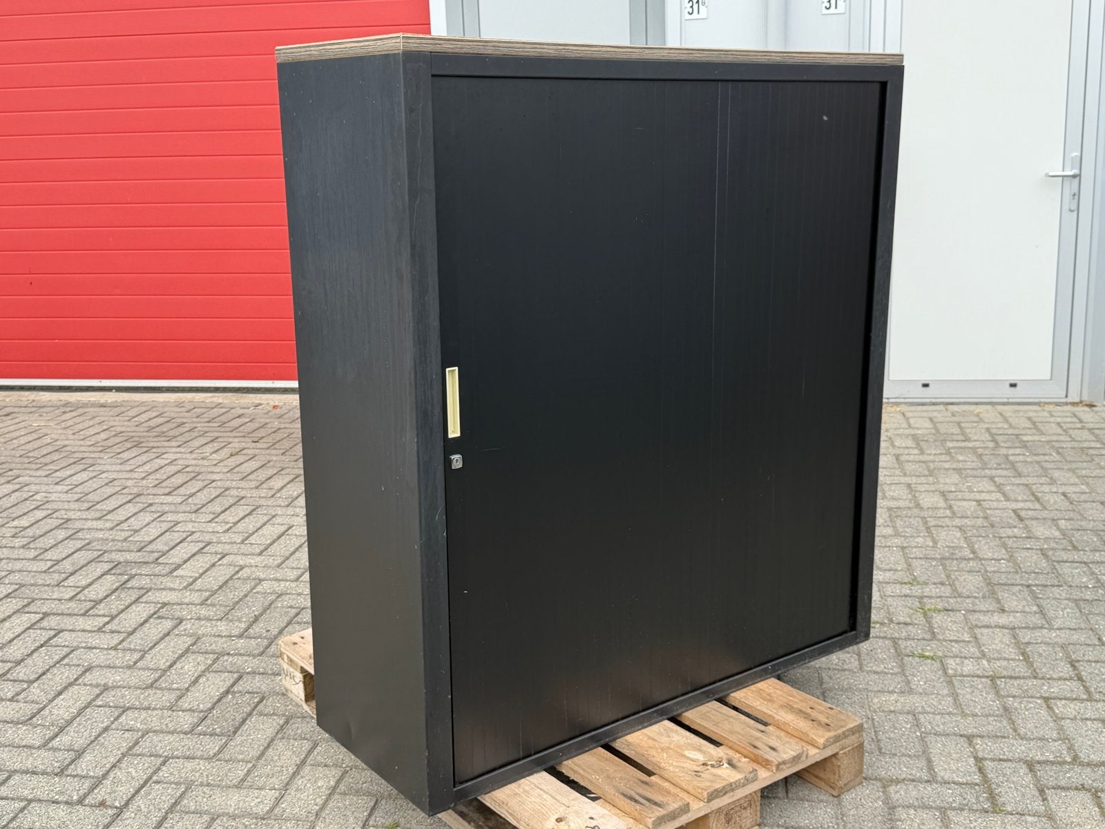 Stevige zwarte kast met roldeur voor garage of werkplaats, Ophalen, Gebruikt