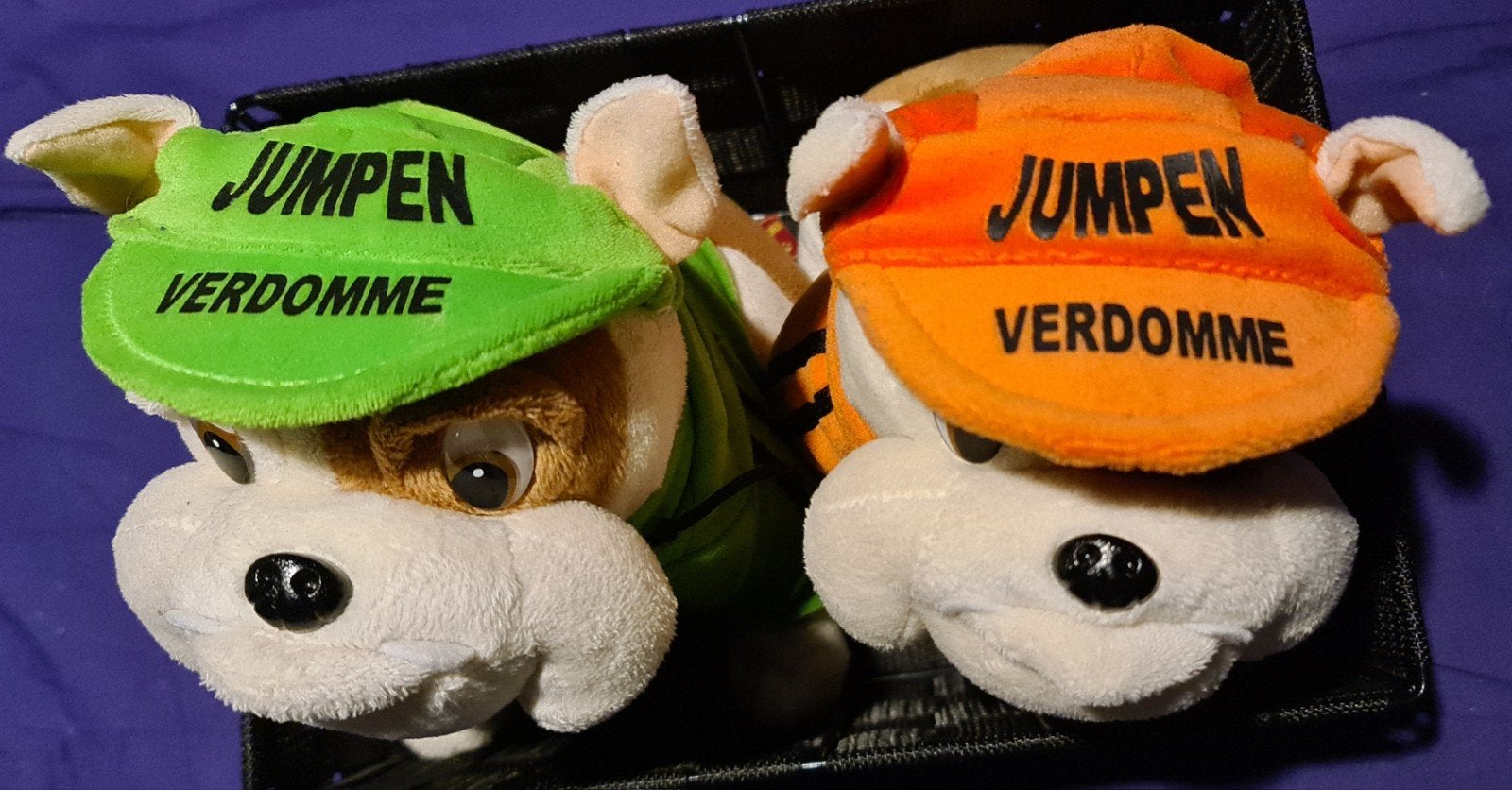 2 Stoere WK Jumpen Verdomme Bulldog Knuffels samen, Zo goed als nieuw, Middelgroot (20 tot 80 cm), Hond, Ophalen of Verzenden
