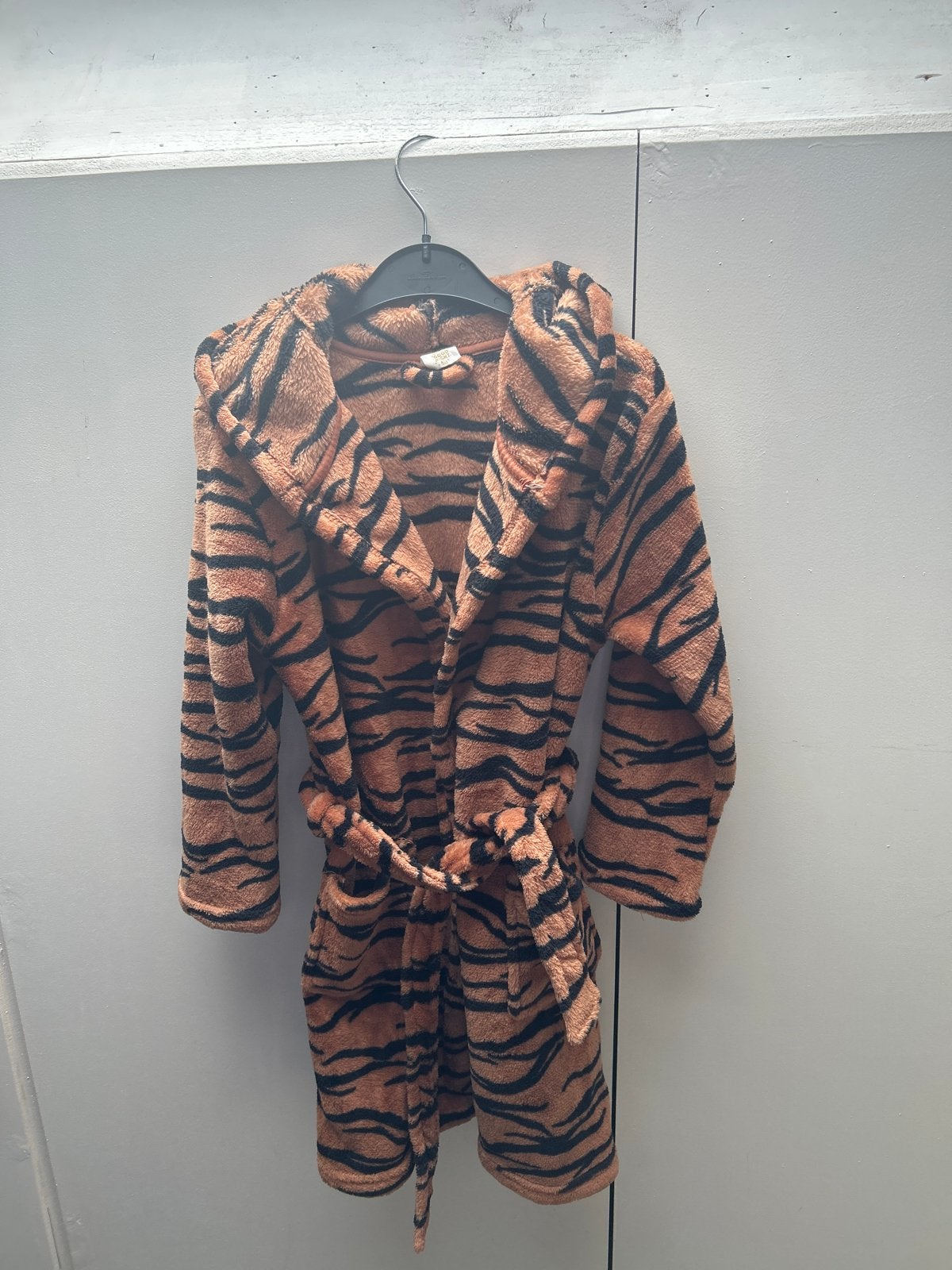Z.g.a.n. HEMA Tijger Badjas Maat 122/128, Kinderen en Baby's, Ophalen, Zo goed als nieuw, Jongen of Meisje, Nacht- of Onderkleding