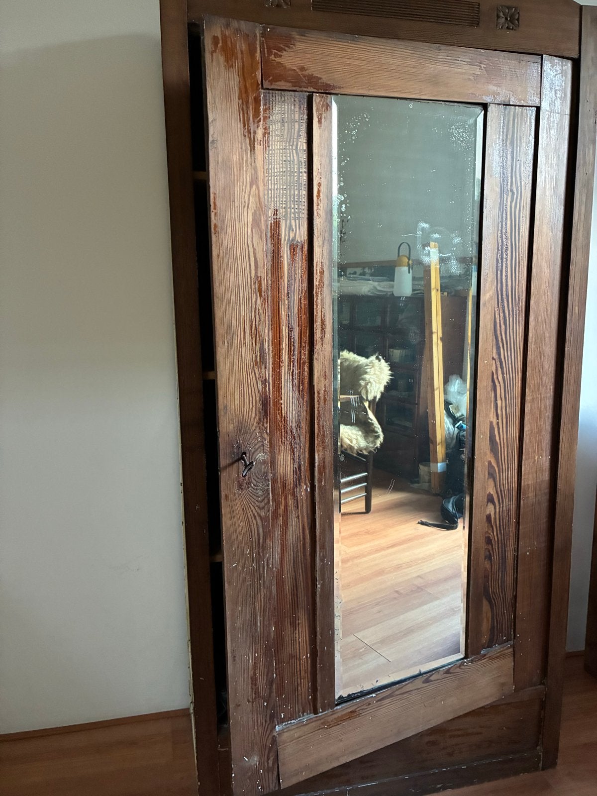 Antieke houten kast met spiegel. De deur sluit niet goed., Ophalen