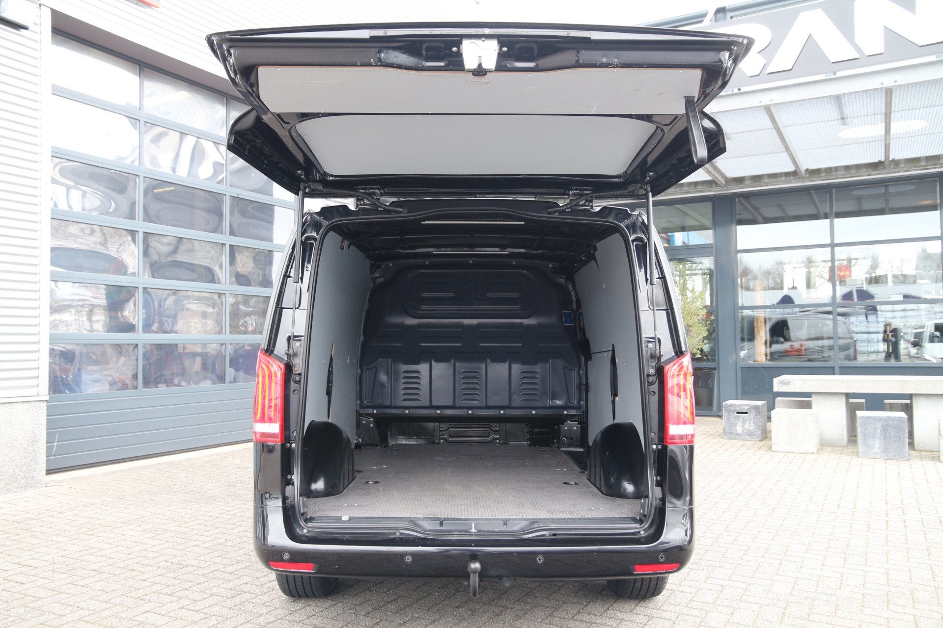 Mercedes-Benz Vito 190PK CDI | Aut. | KAR-edition | Standkac, Automaat, Dealer onderhouden, Gebruikt, Zwart