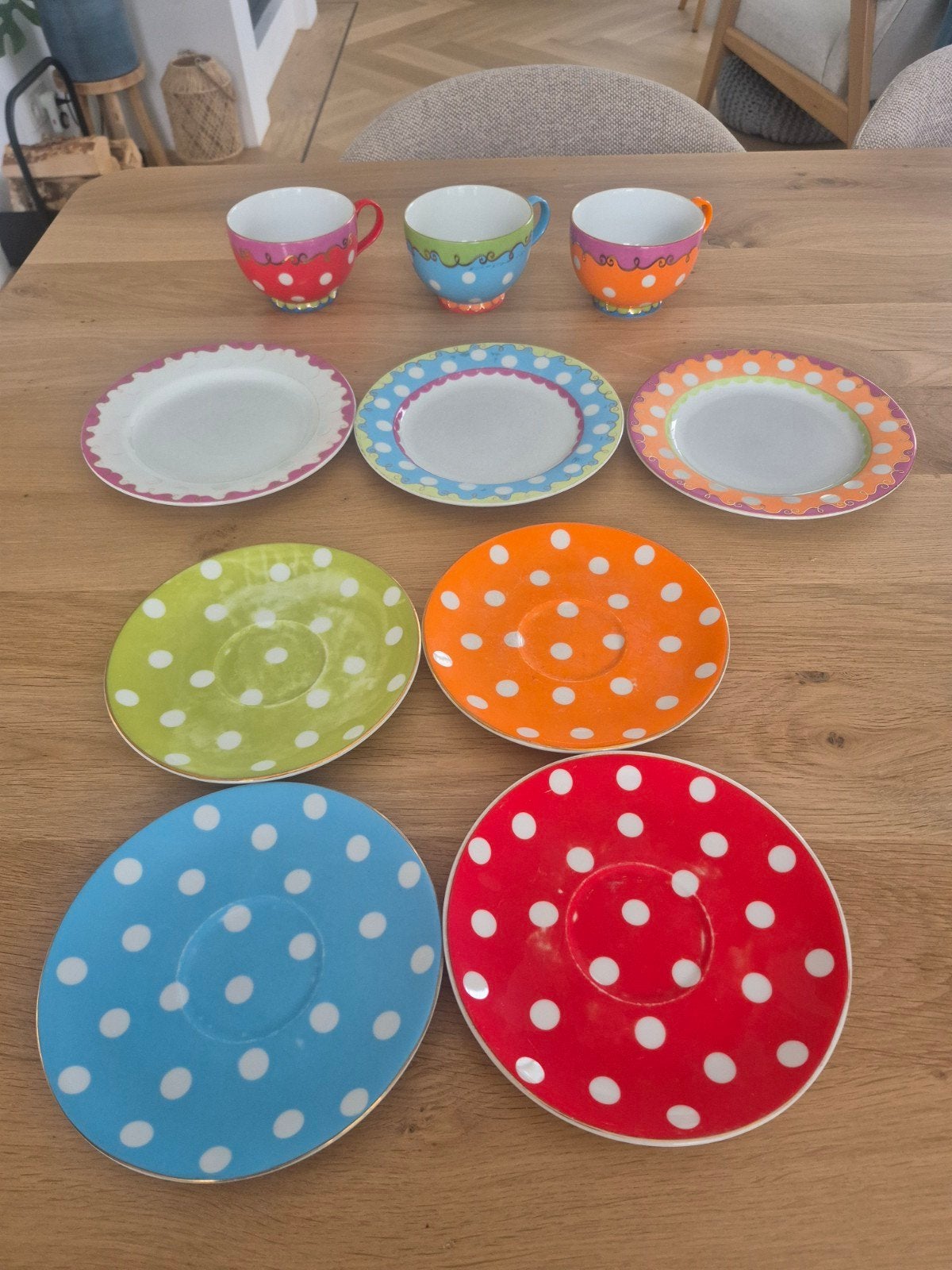 servies van oilily, niet meer in goede staat, Ophalen of Verzenden, Gebruikt, Porselein, Overige stijlen