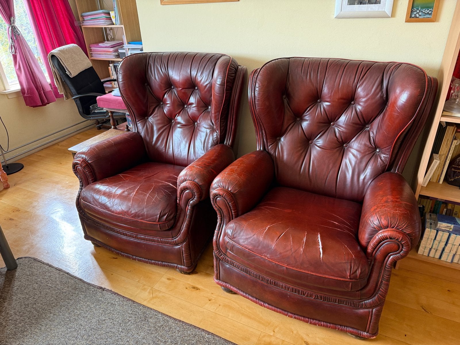 Twee klassieke Chesterfield fauteuils van leer, Huis en Inrichting, Ophalen, Gebruikt, Leer, 75 tot 100 cm