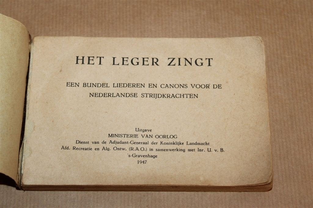 Het Leger Zingt — Liedbundel Nederlandse Strijdkrachten 1947, Ophalen of Verzenden, Tweede Wereldoorlog, Gelezen, Overige onderwerpen