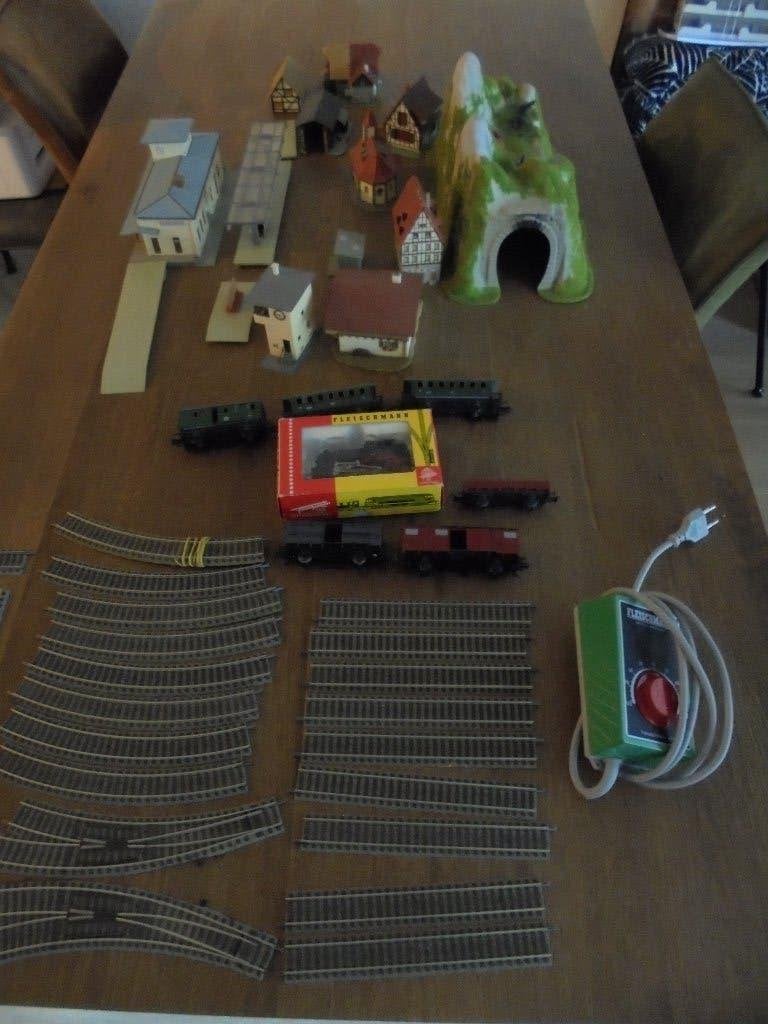 Fleischmann Treinset met rails en gebouwen., Gelijkstroom, Fleischmann, Ophalen of Verzenden, Analoog