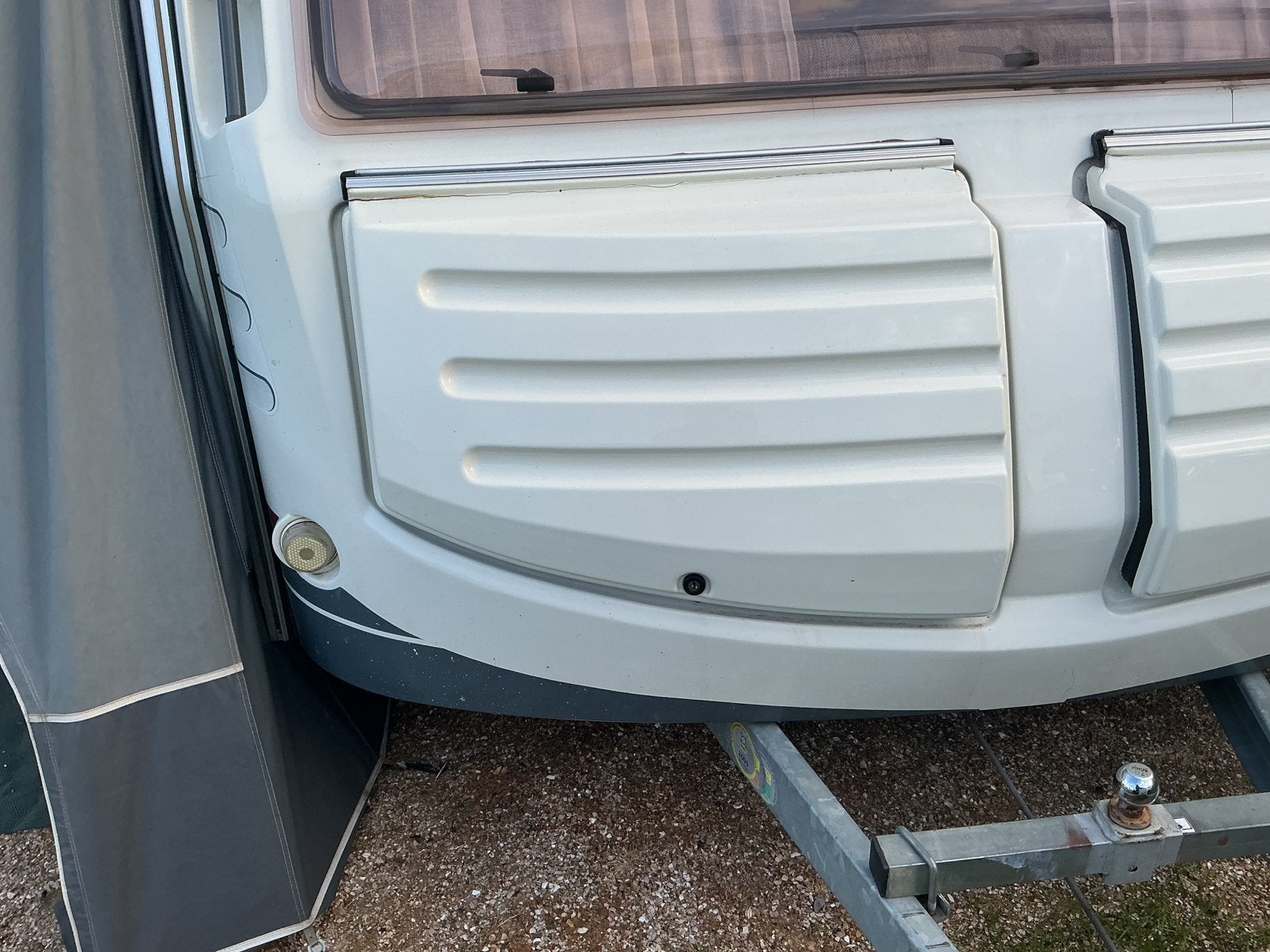 Gezocht: Rechter Disselbak Klep van Home Car Racer Spirit 45, Caravans en Kamperen, Caravans, Home-car, Rondzit, Particulier, Tot en met 4
