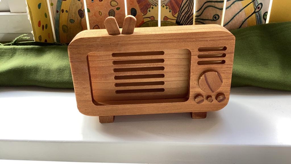 HEMA Houten telefoonhouder in de vorm van een retrotelevisie, Ophalen of Verzenden, Zo goed als nieuw, Hout