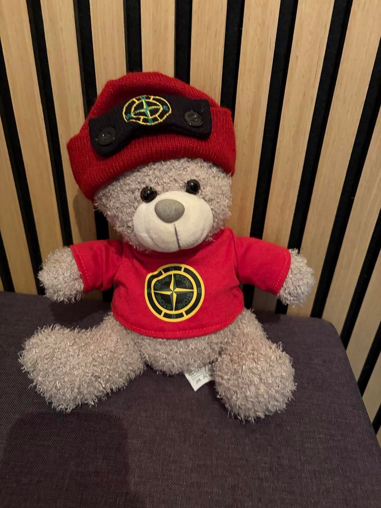 Rode Stone Island knuffel, Gebruikt, Beer, Ophalen of Verzenden, Met kleding of accessoire