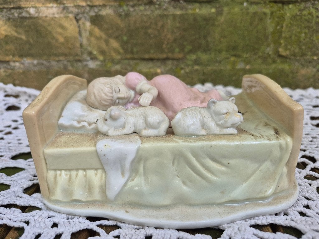 Beeldje slapend meisje met honden op bed, Ophalen of Verzenden, Gebruikt, Mens