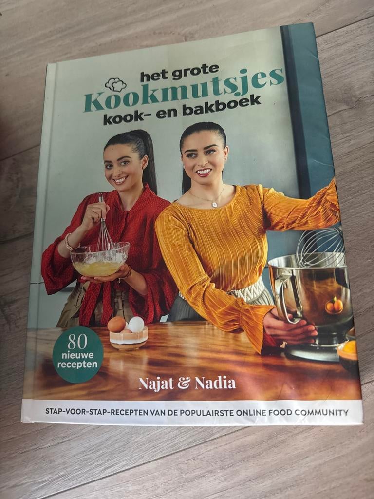 Het Grote Kookmutsjes Kook- en Bakboek - Najat & Nadia, Ophalen of Verzenden, Zo goed als nieuw