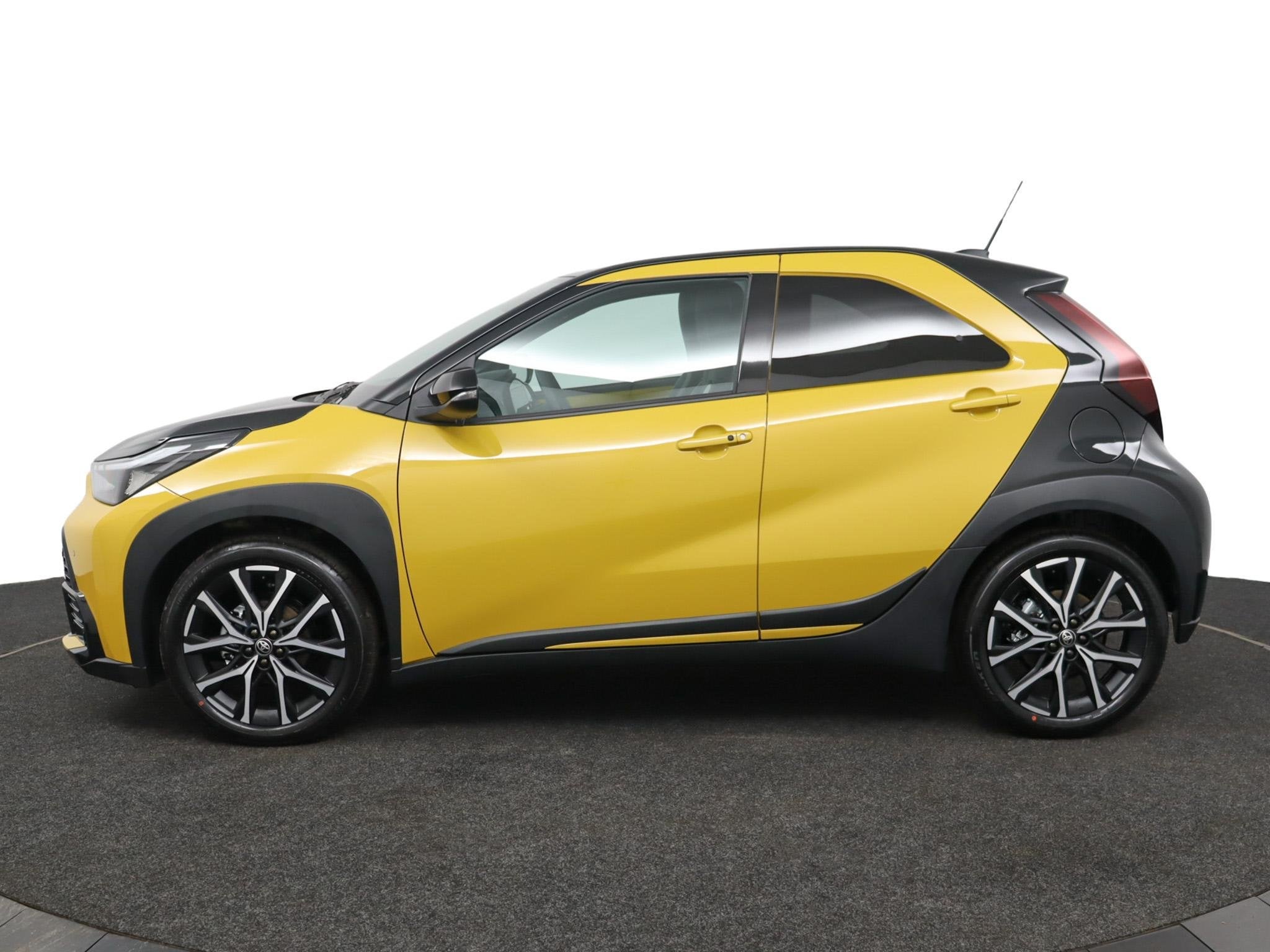 Toyota Aygo X Hybrid 115 GR Sport | DEMOVOORDEEL | Alcantara, Auto's, 12 maanden, Stof, 4 stoelen, 116 pk