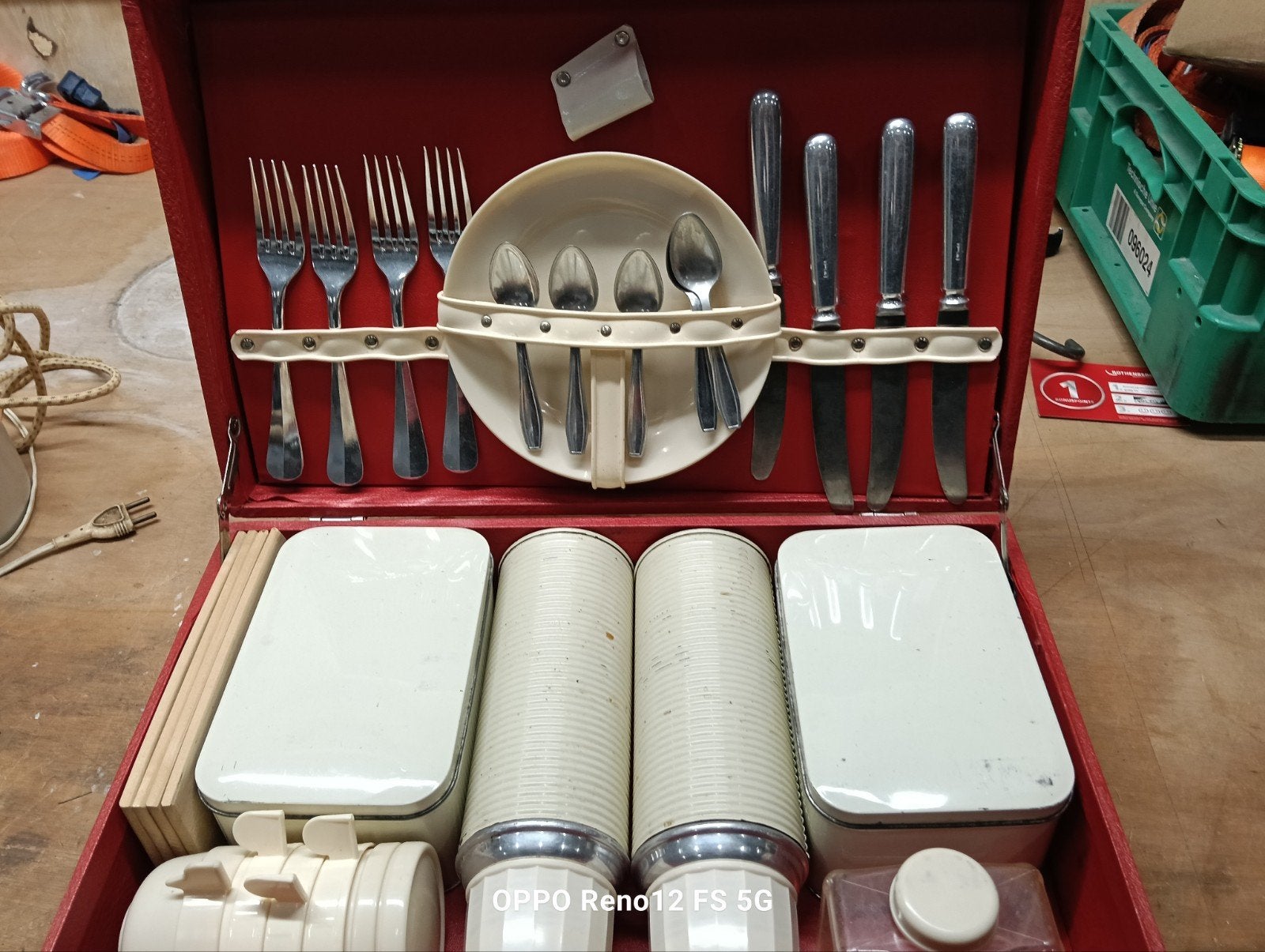 Vintage Picknickkoffer met Bestek en Thermosflessen, Ophalen of Verzenden