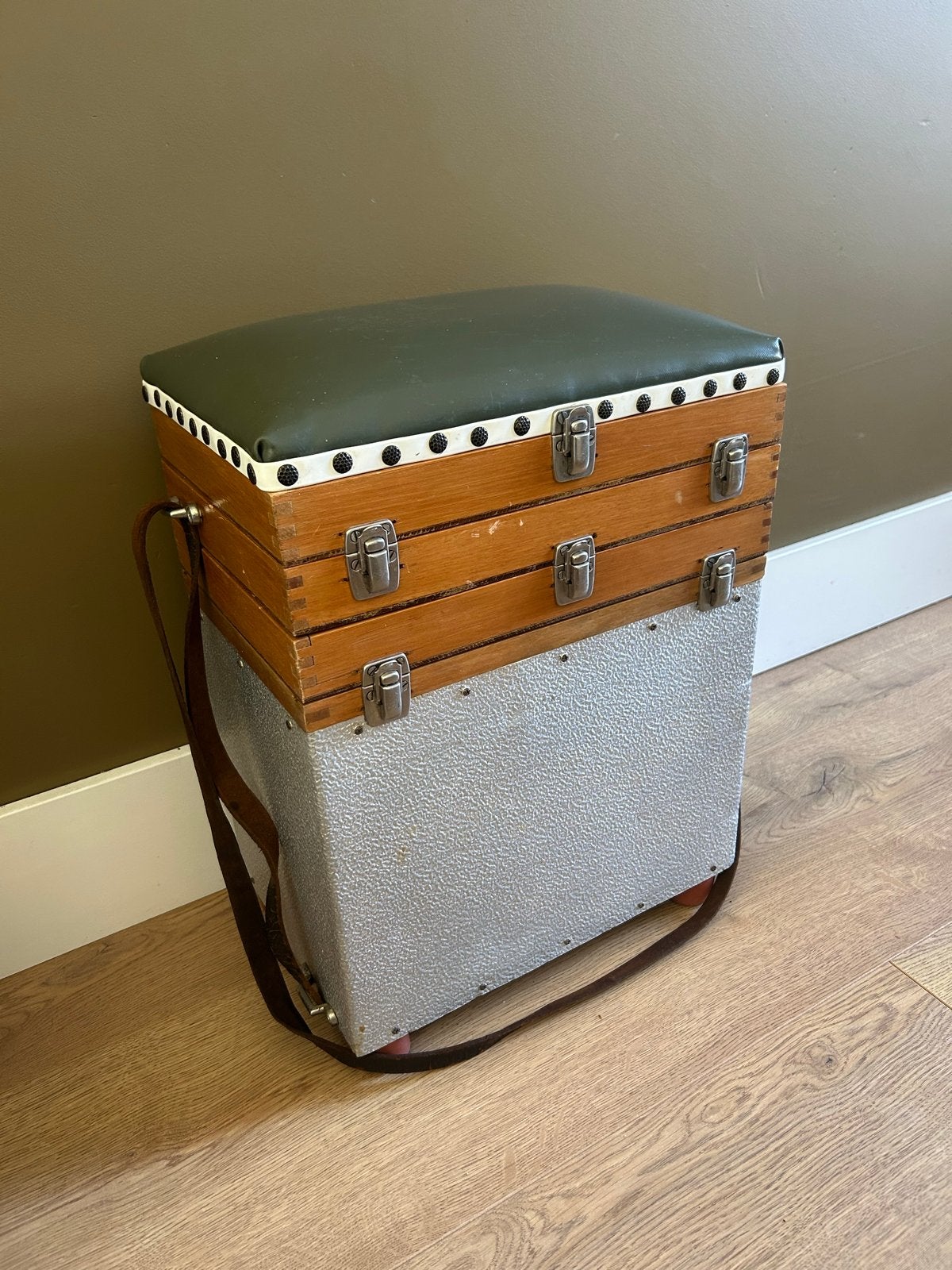Vintage Viskist / Opbergkist met Zitting en Draagriem, Ophalen, Zo goed als nieuw