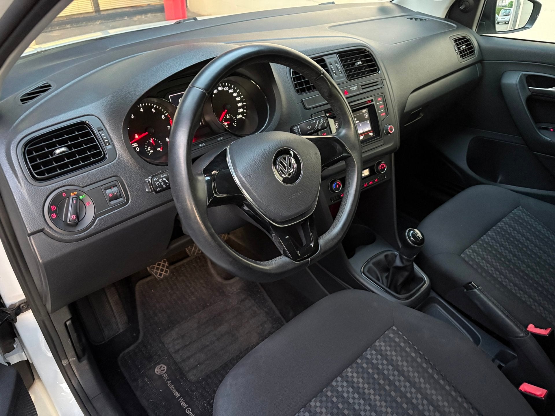 Volkswagen Polo 1.0 Trendline Nieuwe APK+BEURT/Airco/Cruise, Auto's, Stof, Gebruikt, Zwart, 60 pk