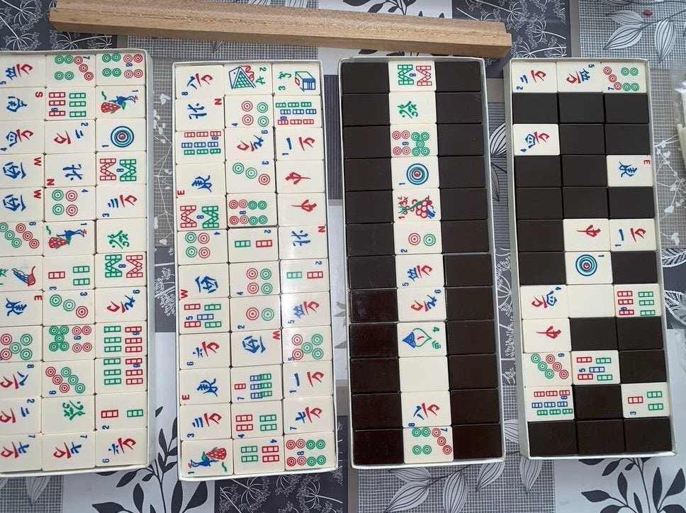 Vintage Mahjong spel in rode koffer met complete set tegels, Een of twee spelers, Ophalen of Verzenden, Zo goed als nieuw