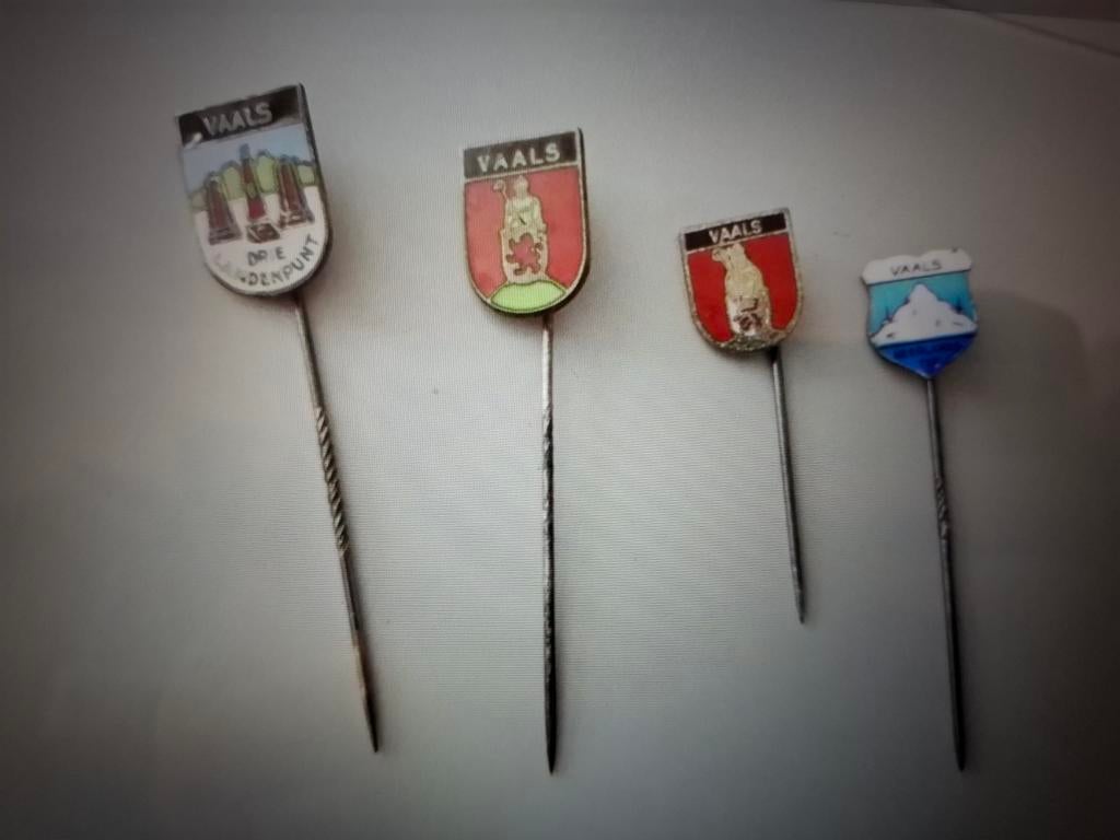 4 Speldjes Vaals, Ophalen of Verzenden, Zo goed als nieuw, Stad of Land, Speldje of Pin