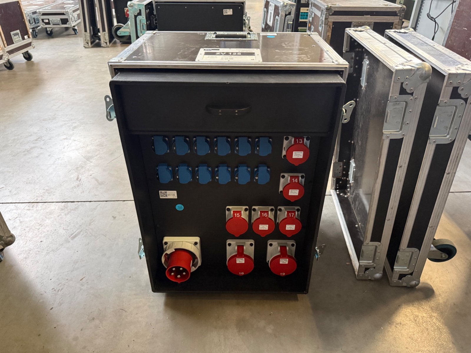 Indu ELECTRIC 125A krachtstroom verdeler in flightcase, Ophalen, ., Overige instrumenten, Zo goed als nieuw