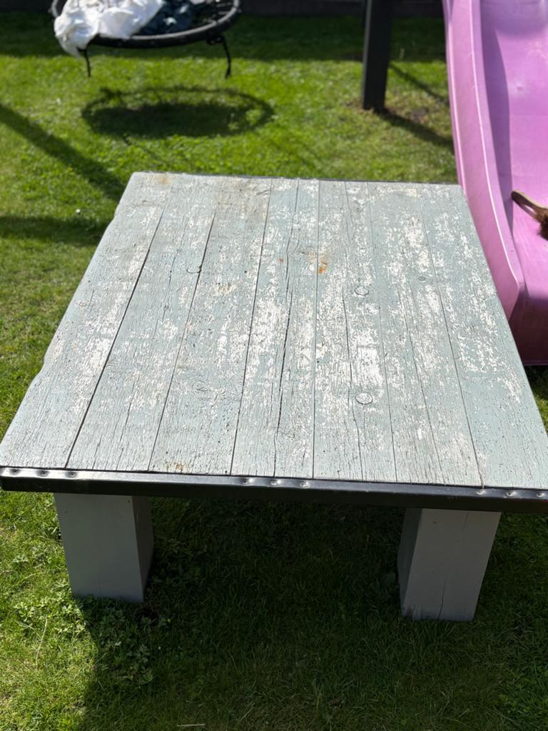 GRATIS! Robuuste houten tuintafel met verweerde look, Tuin en Terras, Ophalen, Gebruikt, Vierkant, Hout