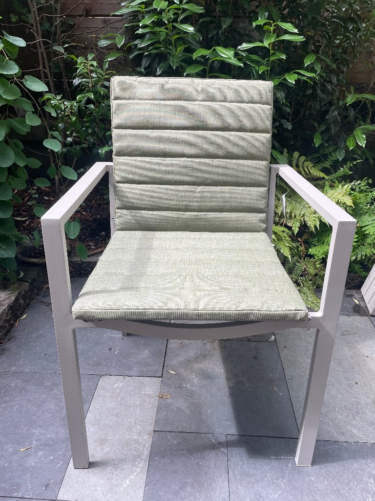 2  nieuwe Soho tuinstoelen beige met olijfgroene kussens, Tuin en Terras, Ophalen, Nieuw, Metaal, Stapelbaar