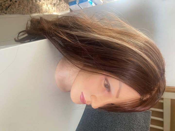 heb een vraag over 'Oefenhoofd met lang bruin  haar., Sieraden, Tassen en Uiterlijk, Uiterlijk | Haarverzorging, Ophalen, Nieuw
