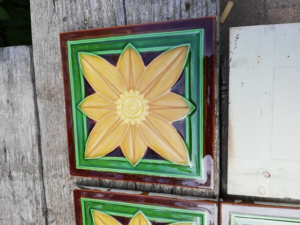 36 stuks Antieke wandtegels met warmgele afbeelding bloem, Antiek en Kunst, Ophalen