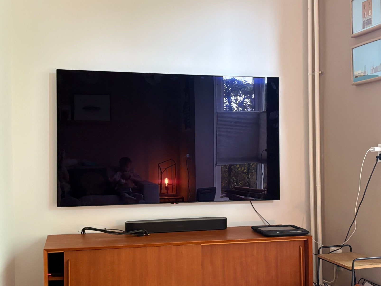 Foto 2 van DEFECTE LG OLED65C8PLA met een kapot scherm