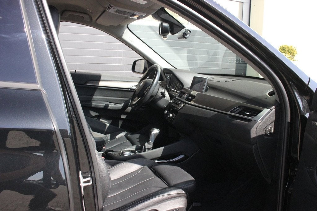 BMW X1 xDrive20i High Executive xLine | Trekhaak | Leer |, 1998 cc, Gebruikt, 2000 kg, Zwart