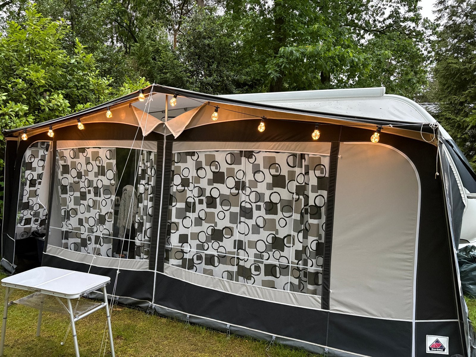 Hobby de Luxe UL 495 (2021), vloerverwarming, mover, Caravans en Kamperen, Caravans, Rondzit, Hobby, 7 tot 8 meter, 2 aparte bedden