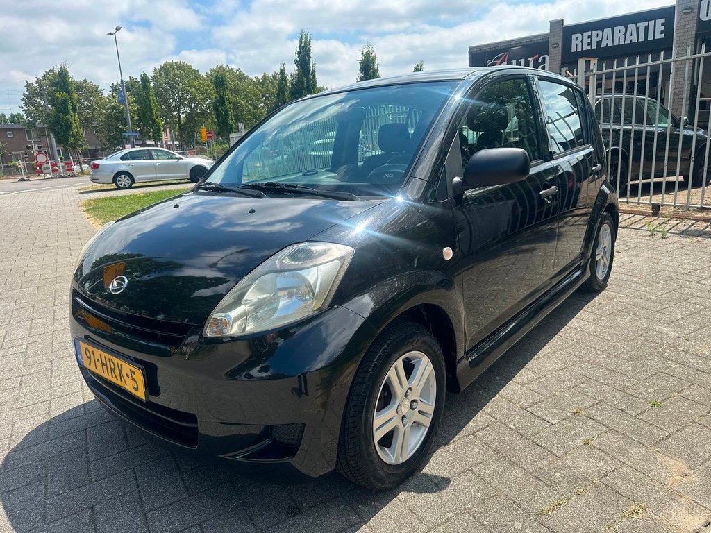 Daihatsu Sirion 2 1.0-12V Premium, Auto's, Daihatsu, Voorwielaandrijving, Metallic lak, Gebruikt, Zwart