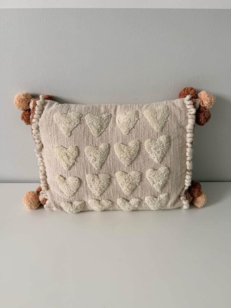 Decoratief kussen met hartjes en pompons, Ophalen of Verzenden, Zo goed als nieuw