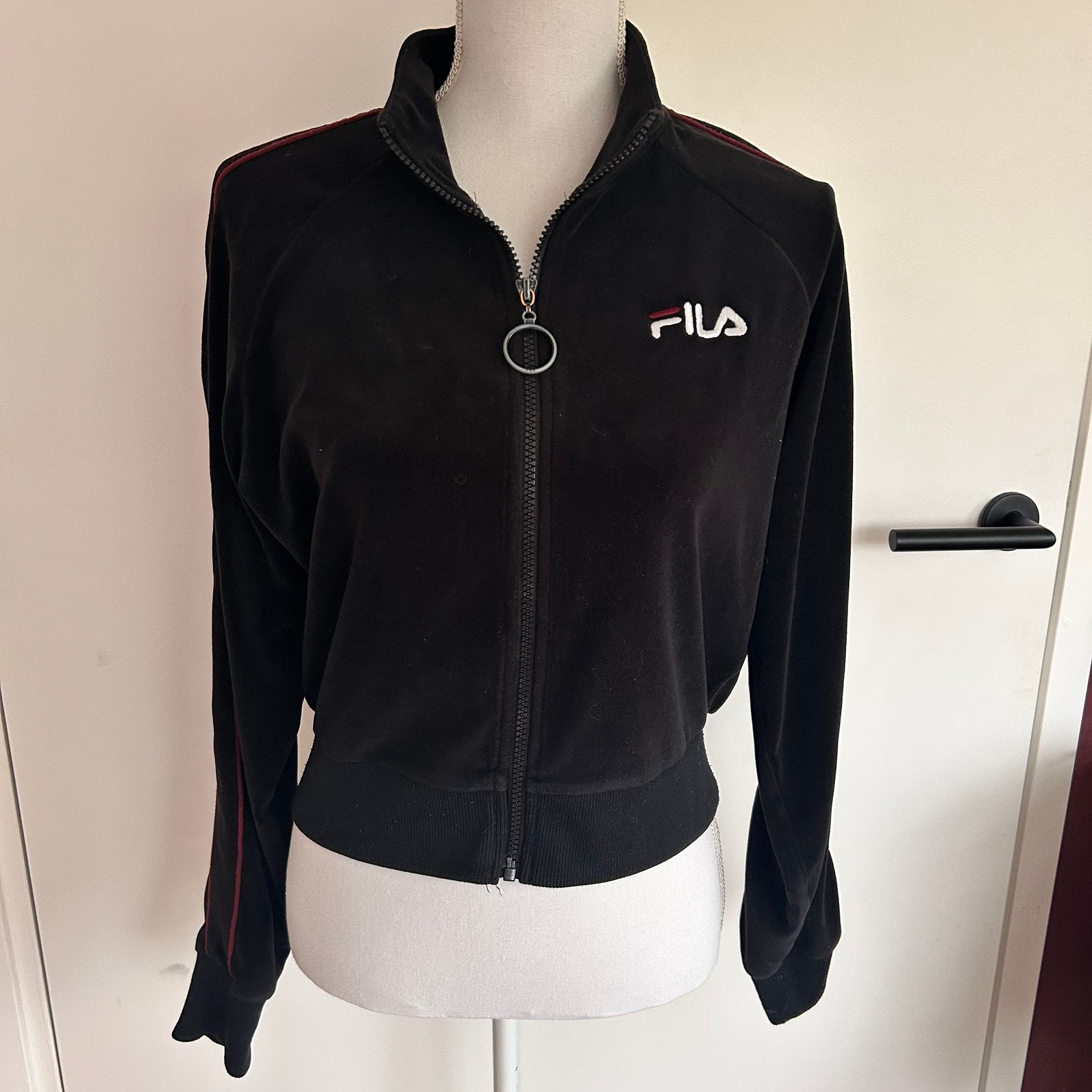 FILA velours track jacket zwart/rood maat M retro Y2K, Ophalen of Verzenden, Gedragen, Maat 38/40 (M), Zwart