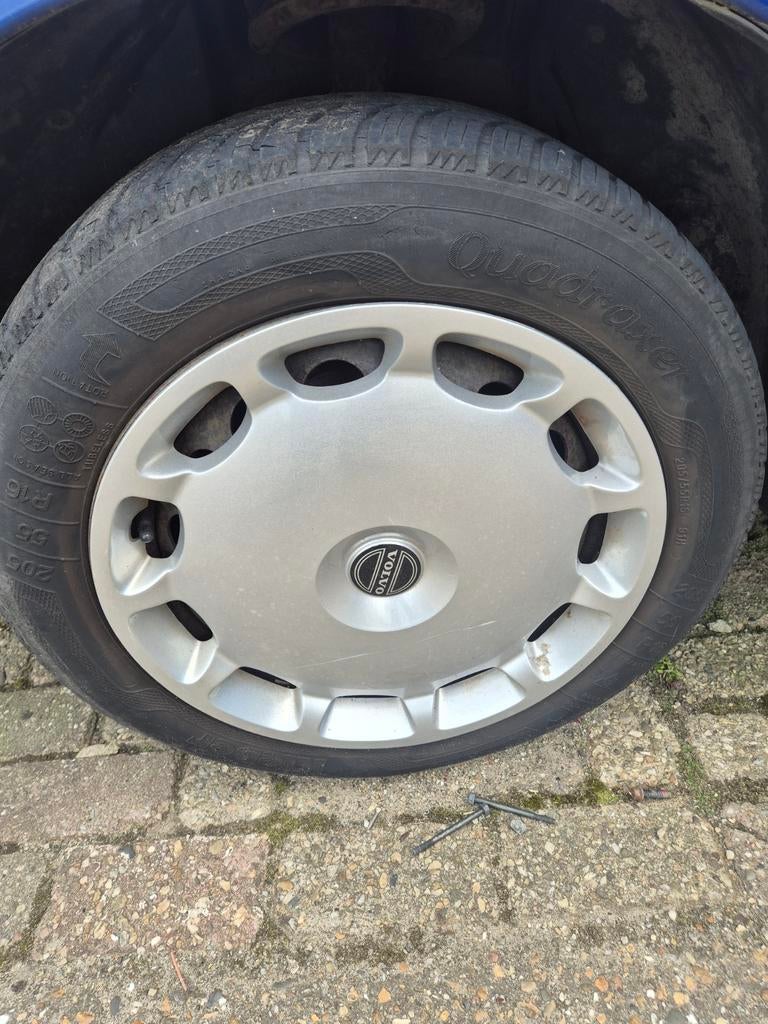 Volvo stalenvelgenset incl wieldoppen 205/55R16, Ophalen of Verzenden