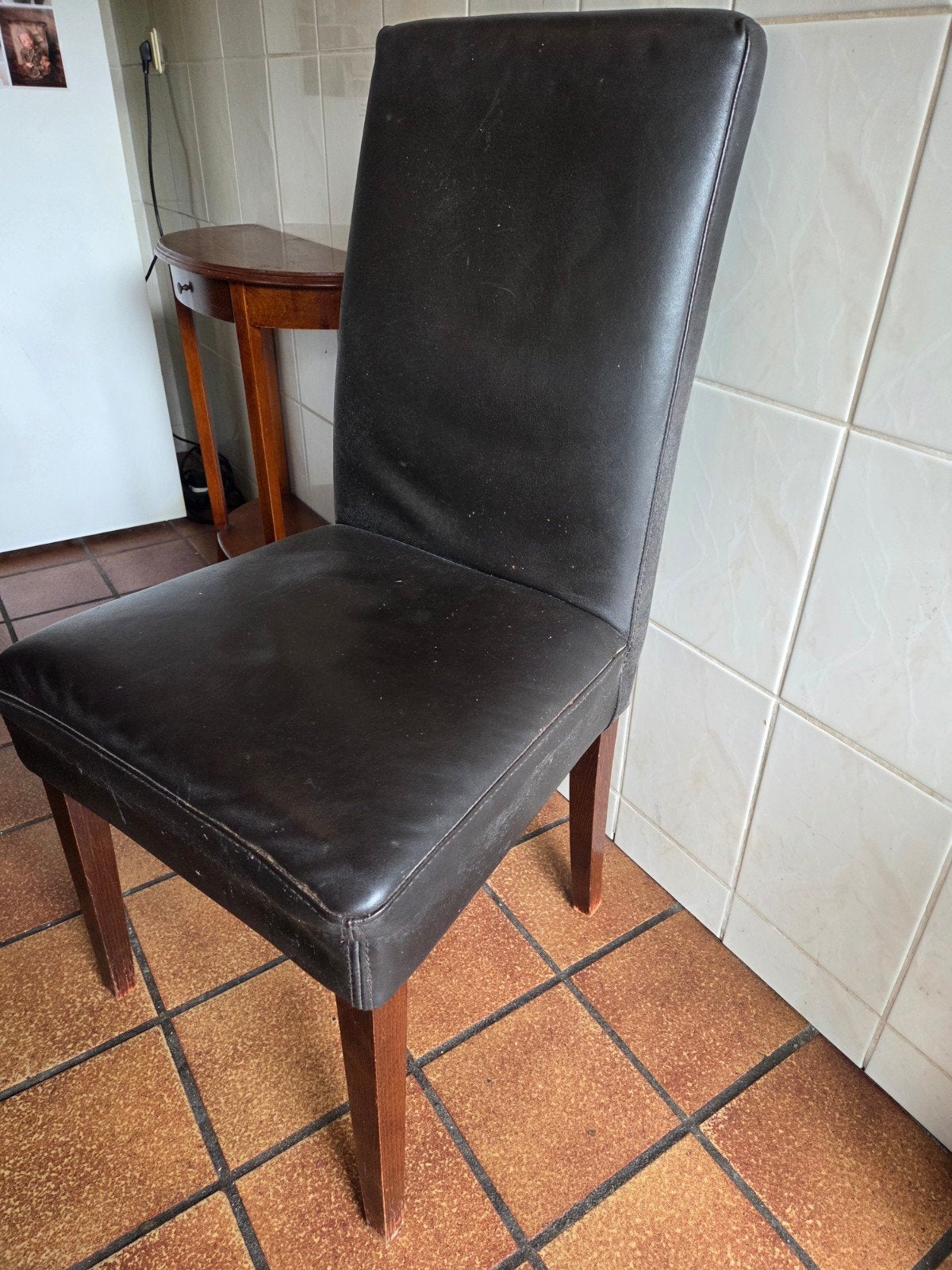 Vier zwarte leren eetkamerstoelen - 95x50x48 cm, zithoogte 4, Huis en Inrichting, Stoelen, Ophalen, Gebruikt, Zwart, Hout