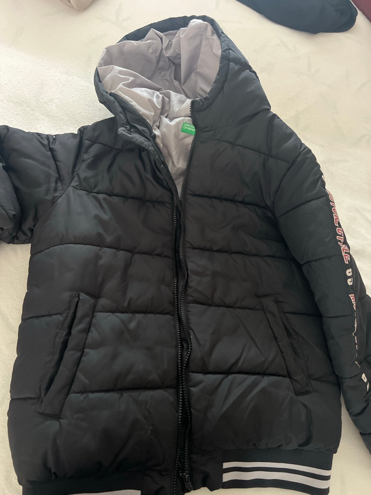 Zwarte Benetton Puffer Jas met Capuchon, Kleding | Dames, Jassen | Winter, Ophalen of Verzenden, Zo goed als nieuw, Maat 38/40 (M)
