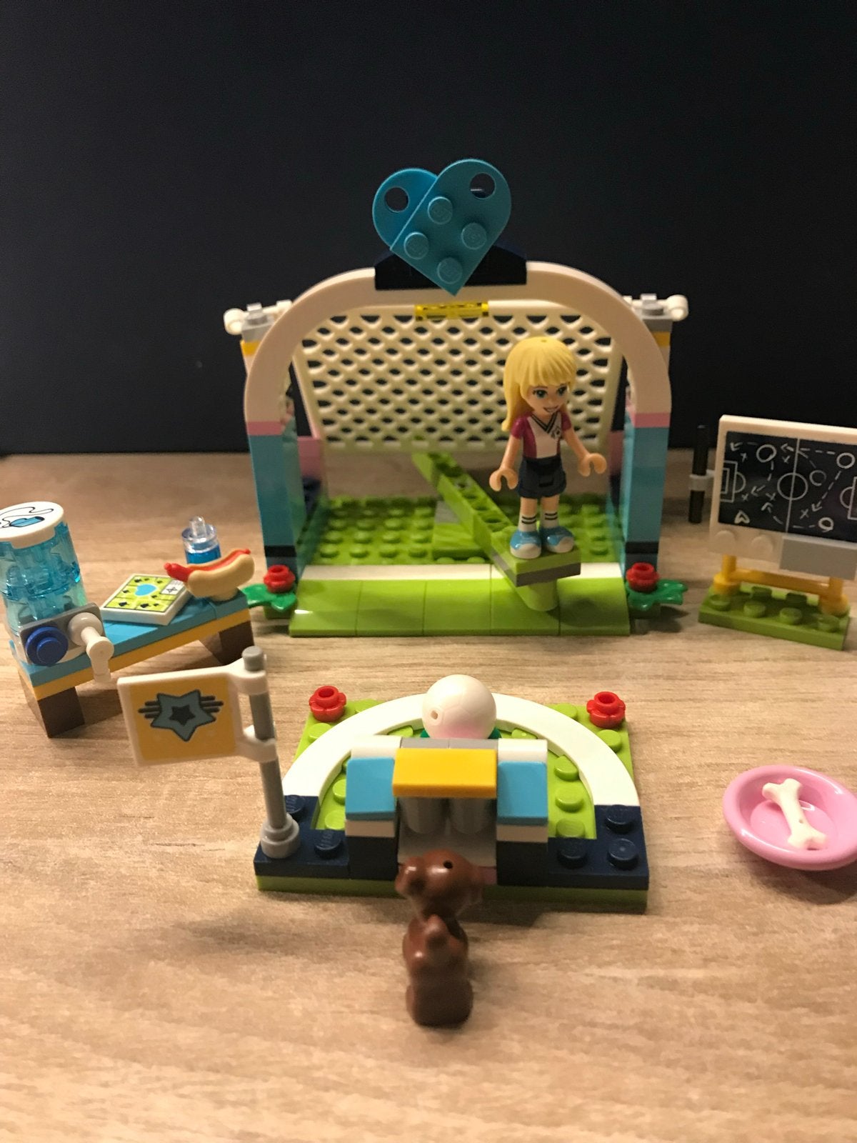 LEGO Friends Voetbaltraining Stephanie 41330, Ophalen of Verzenden, Zo goed als nieuw