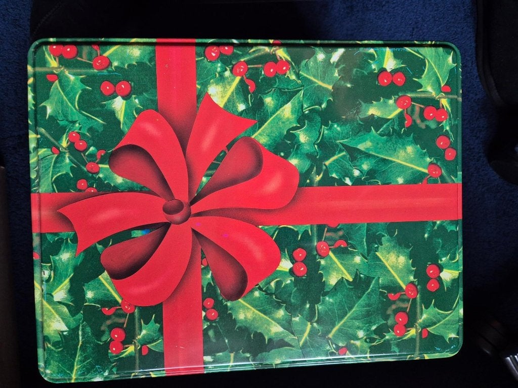 Blik kerst - hulst met rode strik - zgan 27x33x25 cm, Diversen, Kerst, Verzenden, Zo goed als nieuw