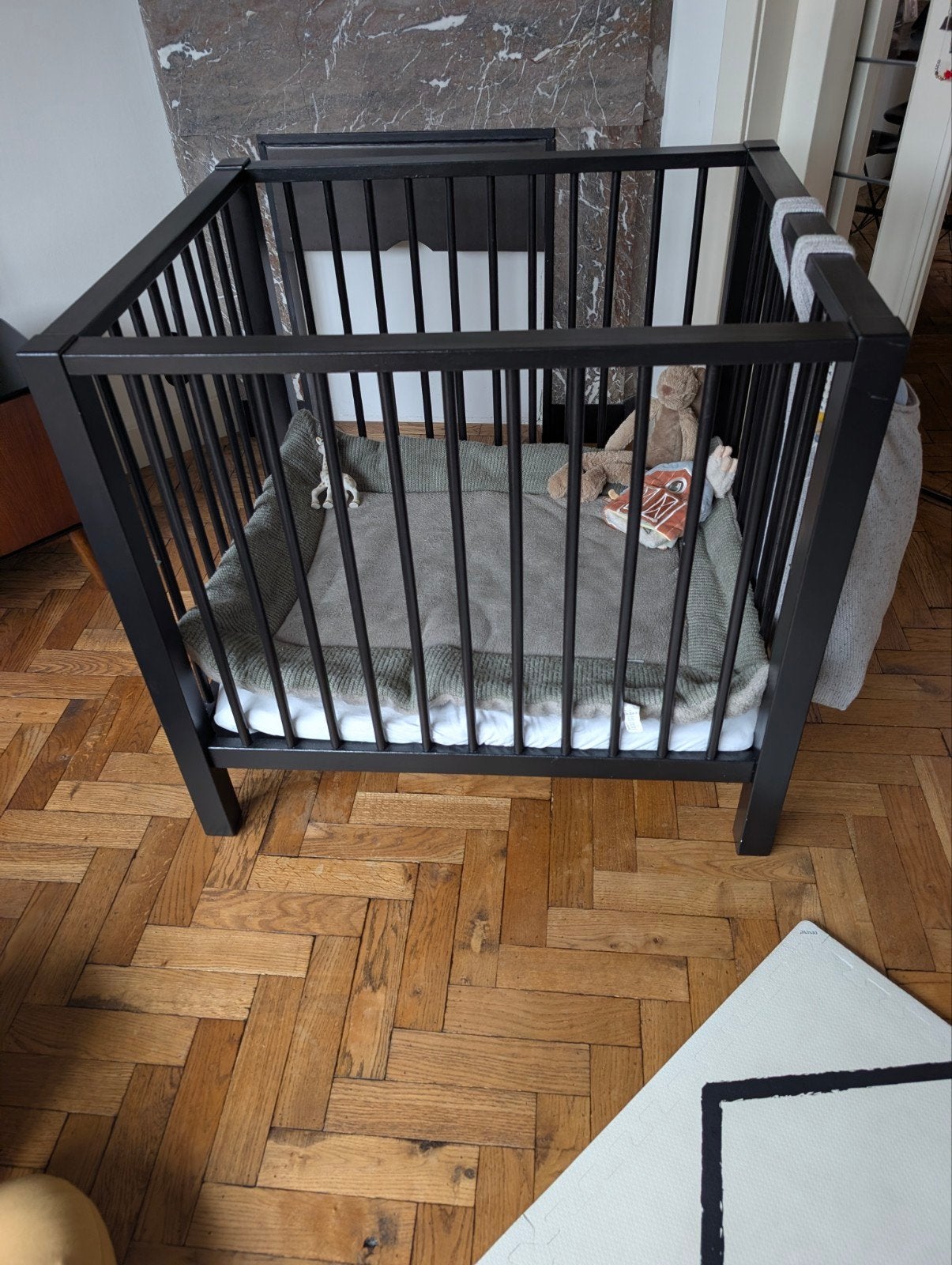 Zwarte Box met Matras en Boxkleed (uitwasbaar), Kinderen en Baby's, Boxen, Ophalen, Zo goed als nieuw, Rechthoekig, Boxkleed