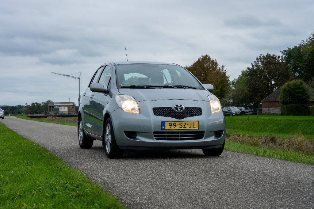 Toyota Yaris 1.3 16V Vvt-i 5DR 2006 *NIEUWE APK* & CARPLAY, Voorwielaandrijving, 40 €/maand, Zwart, 4 cilinders