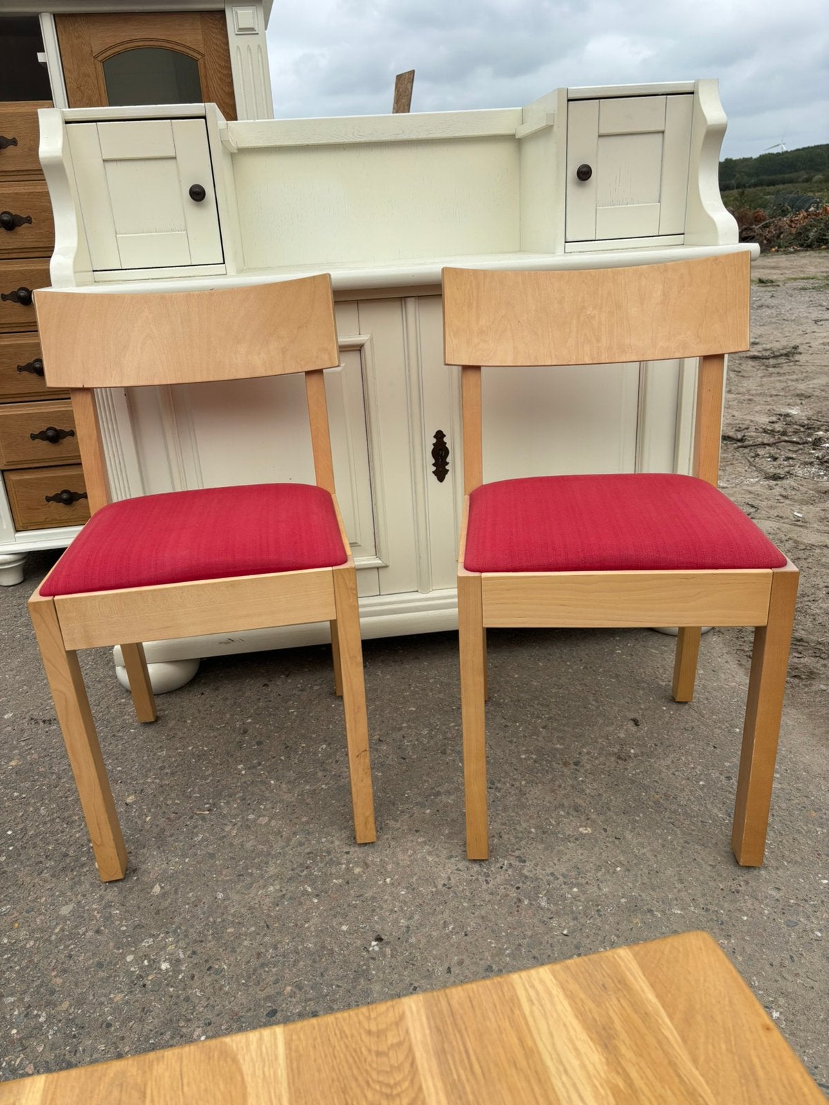 2 vintage Scandinavische houten eetkamerstoelen – rood, Huis en Inrichting, Ophalen of Verzenden, Zo goed als nieuw, Nvt, Nvt