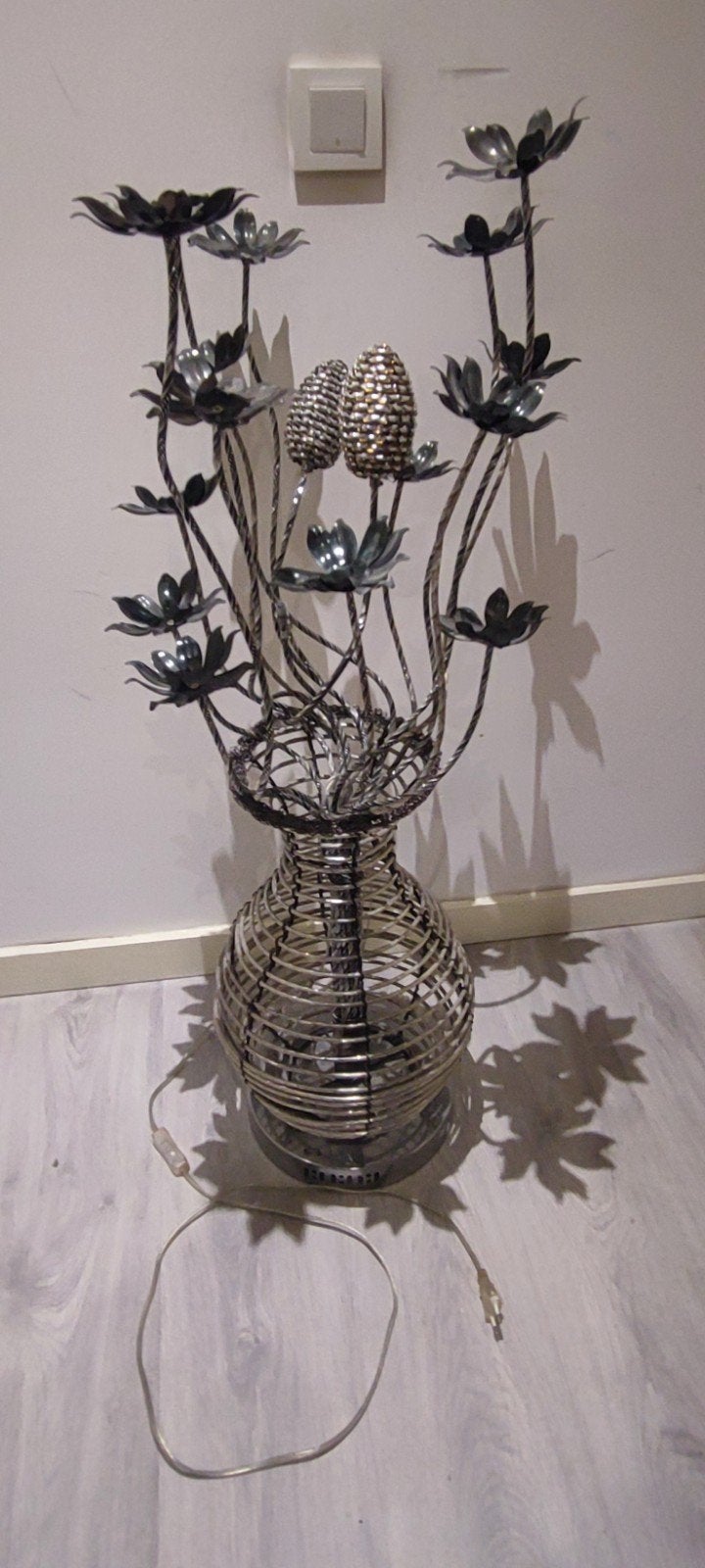Mooi metalen lamp in de vorm van bloemen, Huis en Inrichting, Lampen | Vloerlampen, Ophalen, Gebruikt, Metaal, 150 tot 200 cm