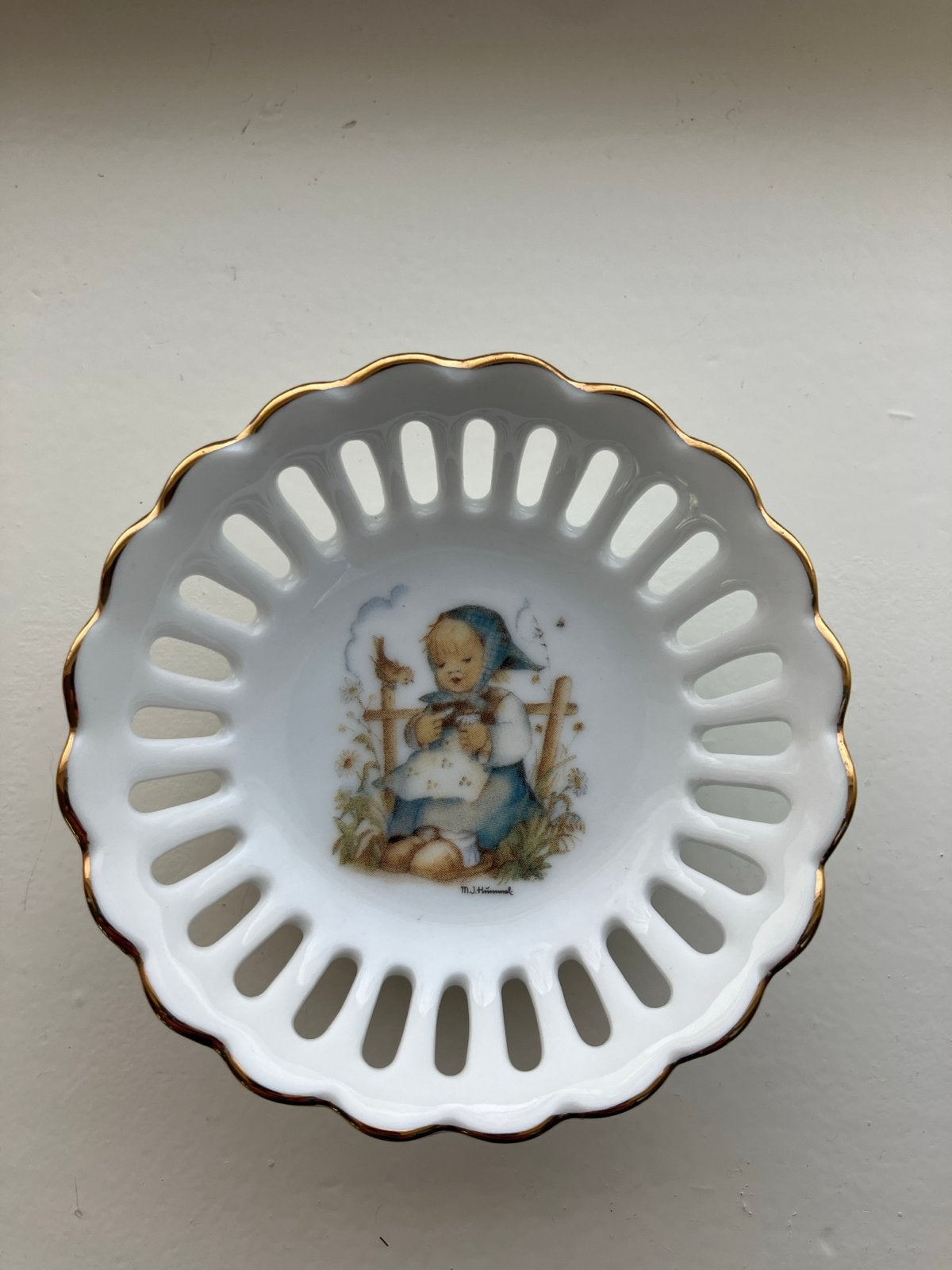 M.I. Hummel Reutter Porzellan schaaltje "He Loves Me?", Ophalen of Verzenden