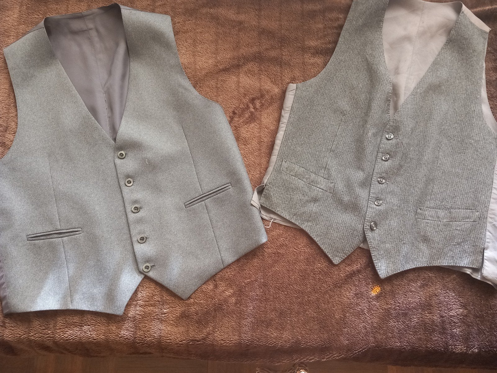 2 mooie grijze kwaliteits heren gilets maat M, Ophalen, Zo goed als nieuw