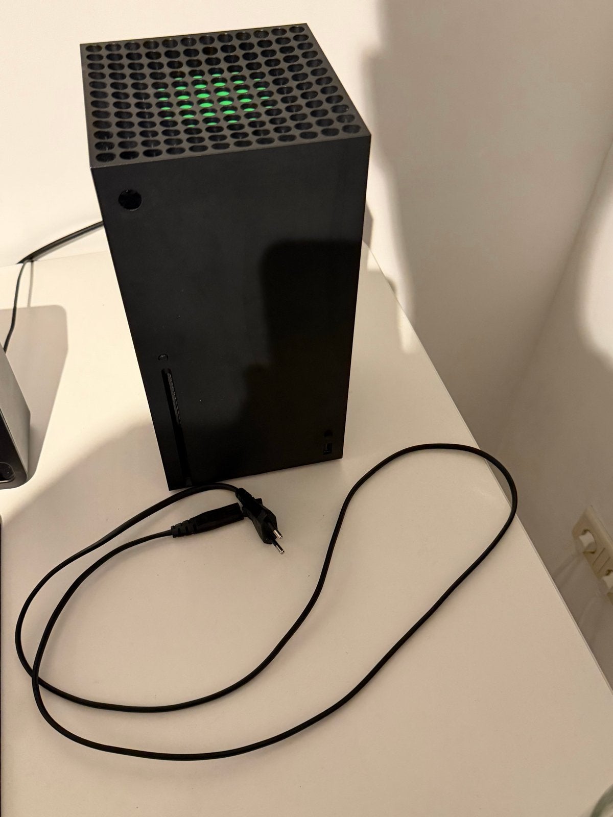 Foto 4 van Xbox Series X met controller en F1 23 game