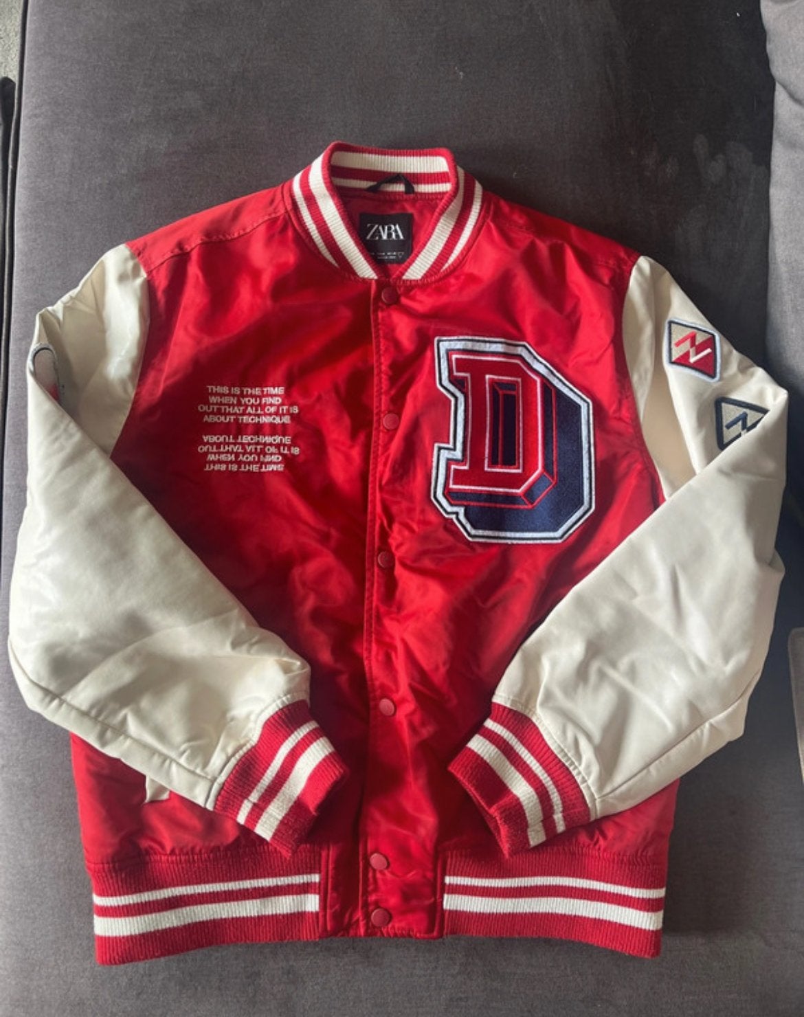 Zara Varsity Jacket - Rood/Crème met Patches Maat M, Ophalen of Verzenden, Zo goed als nieuw, Maat 48/50 (M), Rood