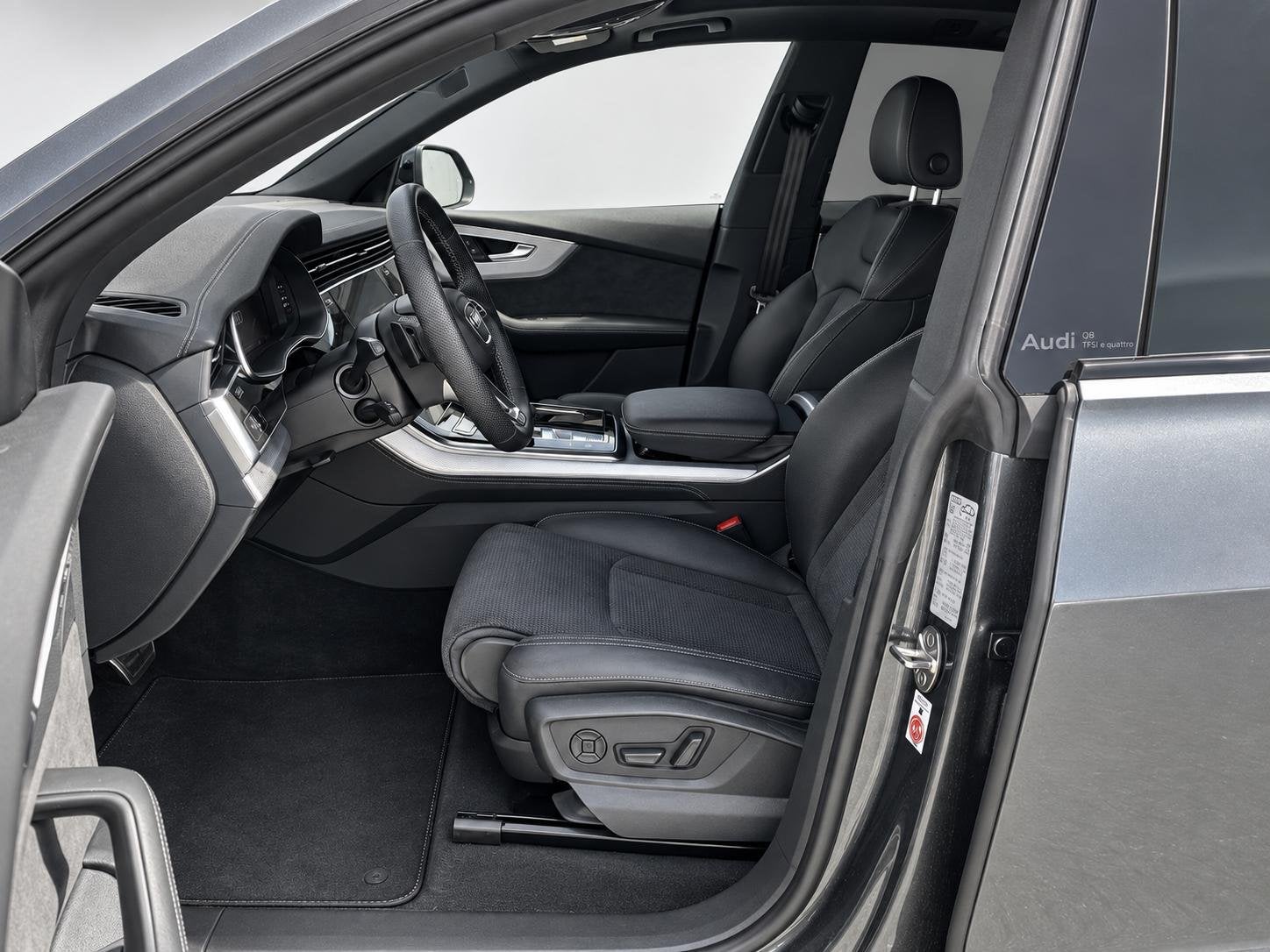 Audi Q8 55 TFSI e quattro S line Competition Model 2025 Head, Auto's, Dealer onderhouden, Gebruikt, Met garantie (alle), Q8