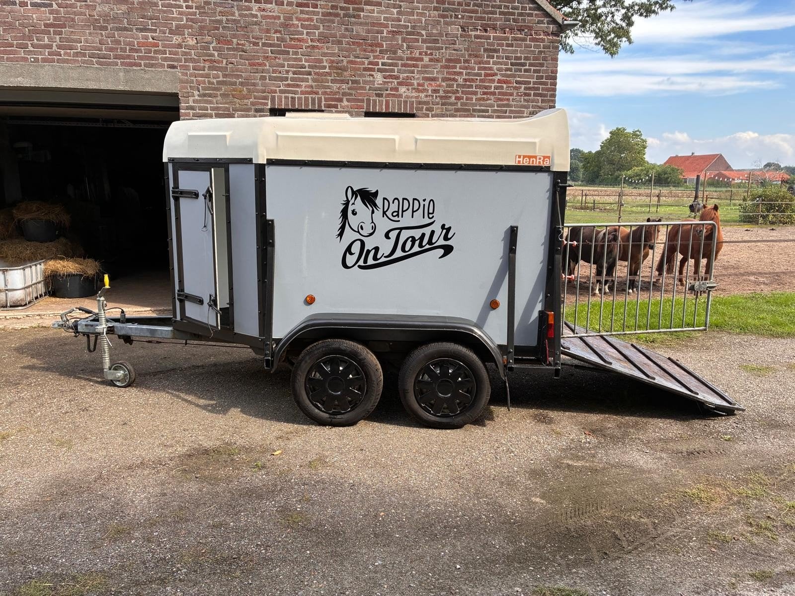 Kleinveetrailer met nieuwe onderdelen., Ophalen
