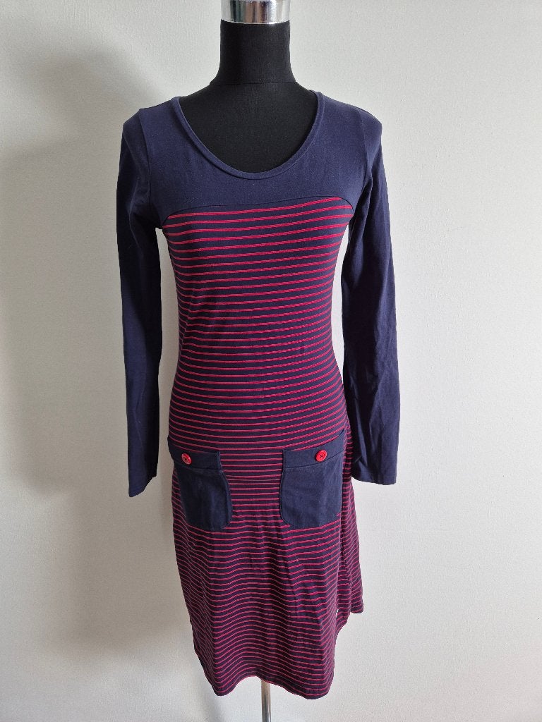 J503 - Blauw met rode Tante Betsy jurk maat S (1), Ophalen of Verzenden, Gedragen, Blauw, Knielengte