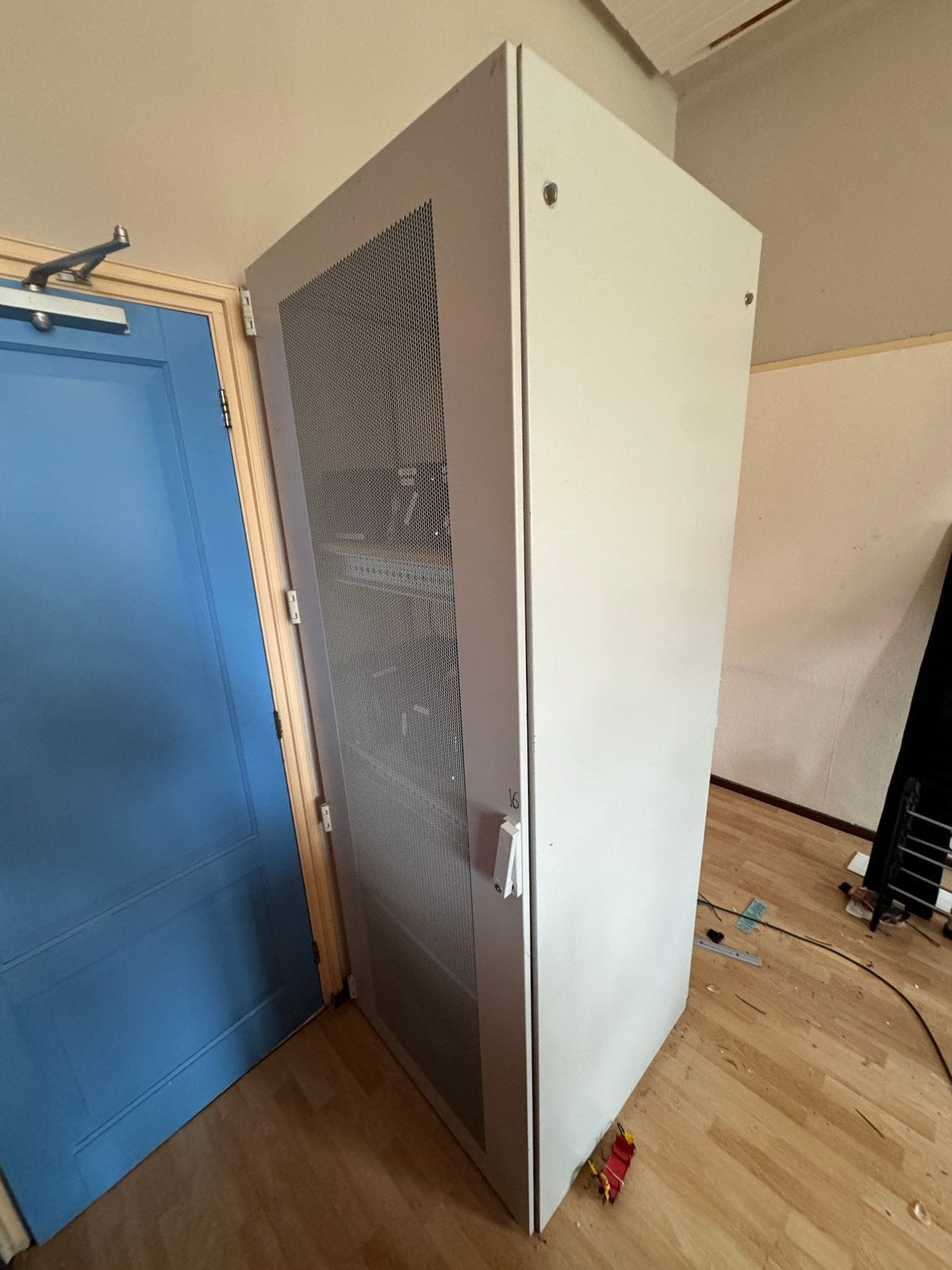 Professionele stalen serverkast - 81,5x81,5x221,5cm, Computers en Software, Ophalen, Gebruikt, Geperforeerd, Plaatstaal